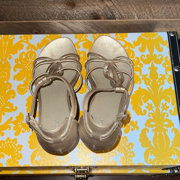 Gold metallic wedges with slip-proof soles - Picture 4 of 11